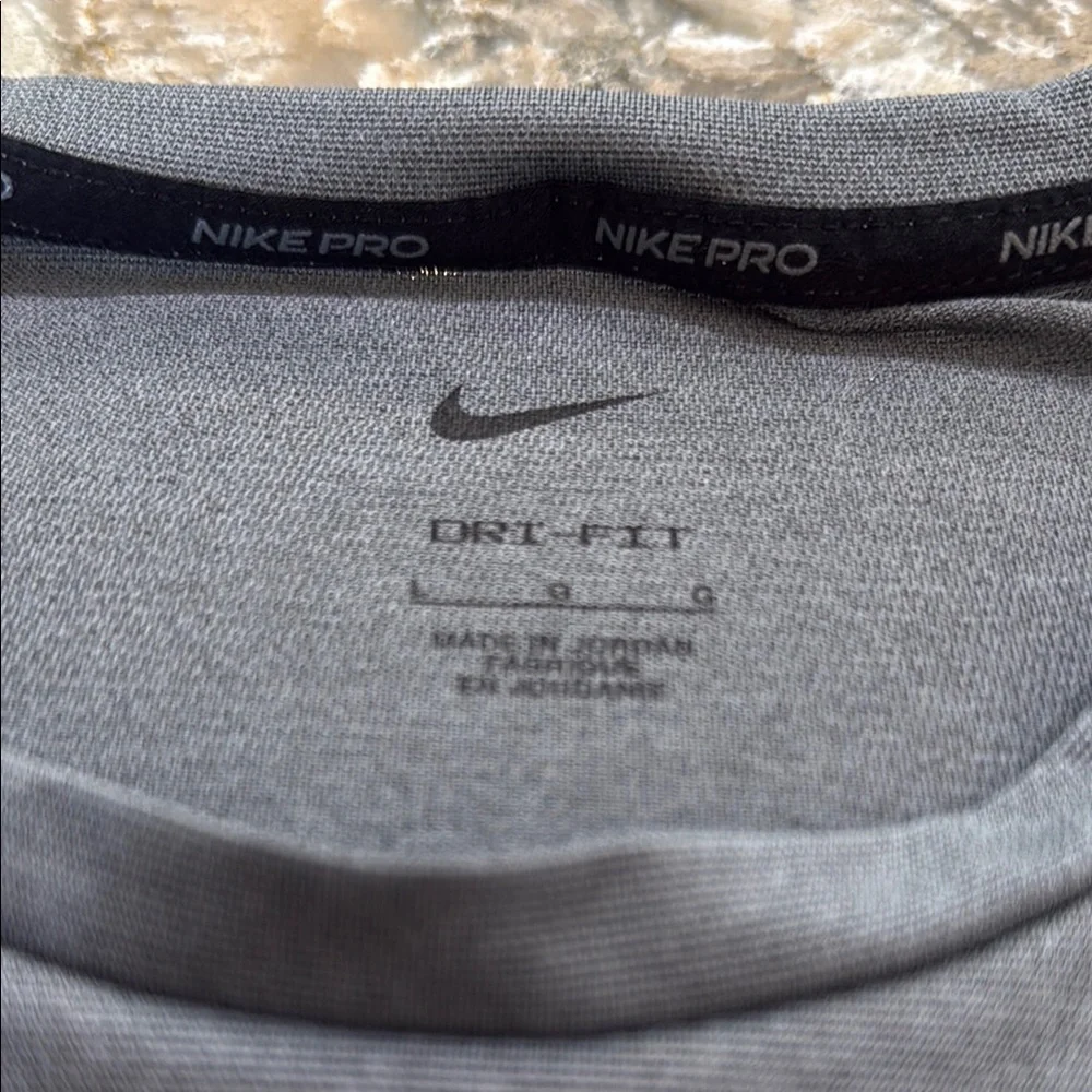 Nike Gray Short Sleeve Athletic Tee / B47